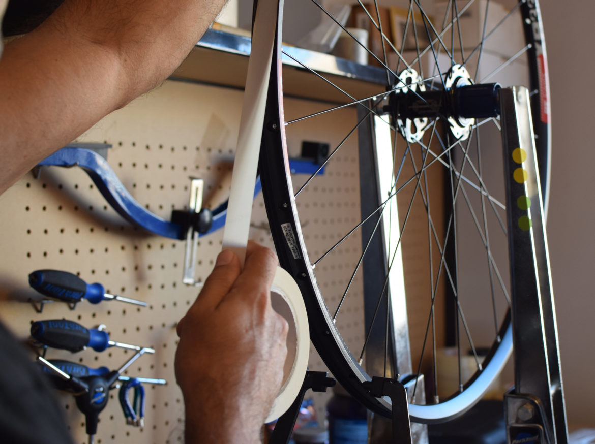 David, de Nosoloruedas, tubelizando unas ruedas.